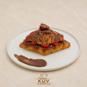 ÇİLEKLİ KİTKATLI KRUVASAN